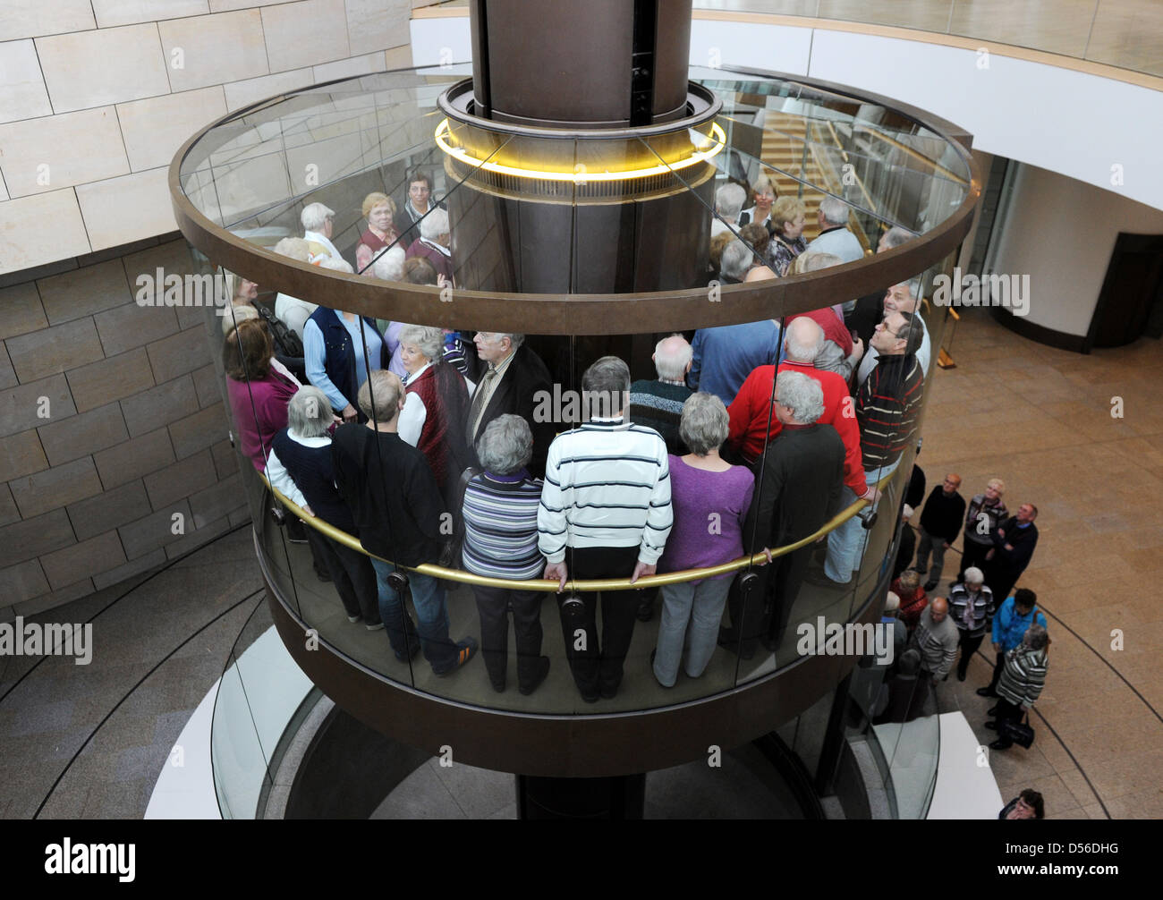 (Dpa) file di un file immagine datata 09 novembre 2010 dei pensionati in un ascensore a Duesseldorf in Germania. Secondo una relazione sulla circolazione di massa tabloid 'Bild' rilasciato il 16 novembre 2010, le pensioni sono circa a salire dal 29 per cento nei prossimi quindici anni. Foto: Julian Stratenschulte Foto Stock