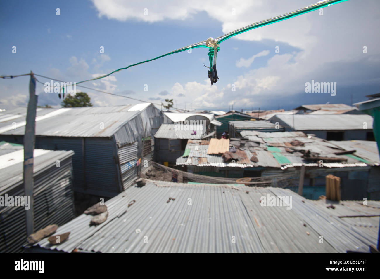 Base di un cablaggio elettrico che collega le abitazioni in una delle baraccopoli con un diesel generatore alimentato, Remba Island, il lago Victoria, in Kenya. Foto Stock