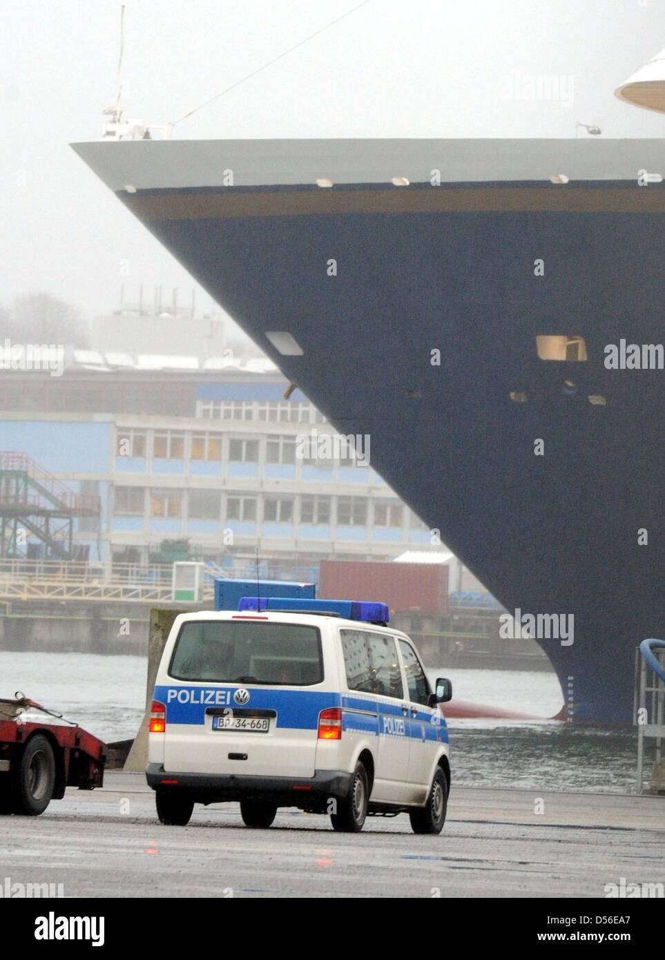 Una macchina della polizia aziona attraverso il terminale, mentre una fata dalla Norvegia arriva in background, all'Schwedenkai in Kiel, Germania, 18 novembre 2010. Dopo un recente terrore di avviso, le misure di sicurezza presso le stazioni ferroviarie, gli aeroporti e i bordi sono stati aumentati. Foto: Carsten Rehder Foto Stock