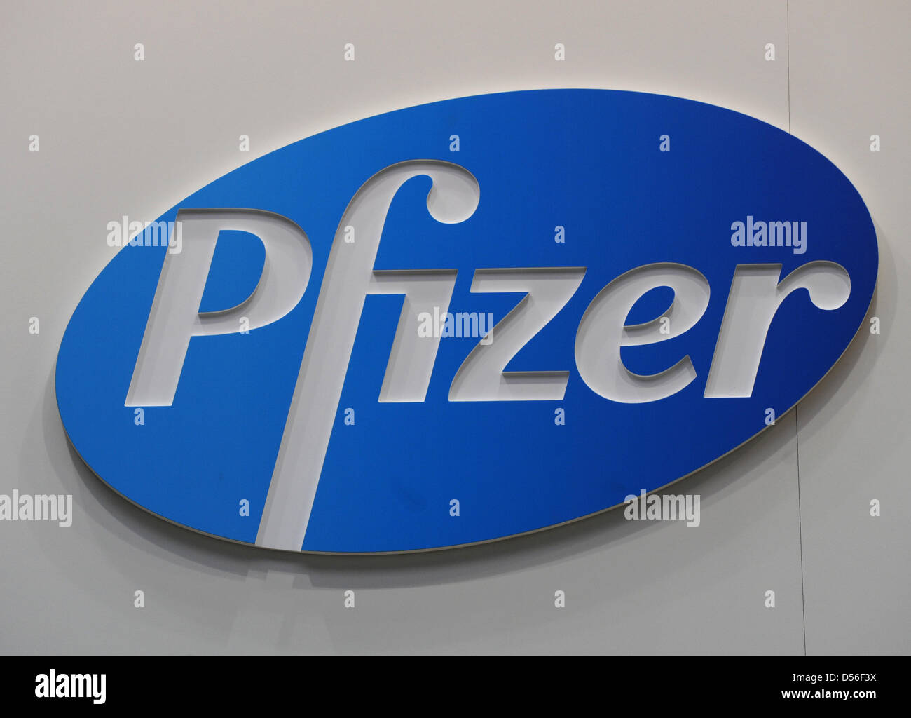 Una foto scattata il 16 novembre mostra il logo della società farmaceutica Pfizer durante la XXIII federale convenzione di partito dei democratici cristiani di Karlsruhe in Germania. Foto: Marijan Murat Foto Stock