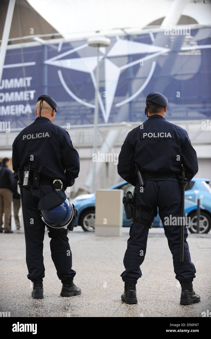 Portugese poliziotti salvaguardare i motivi del vertice della NATO conferenza a Lisbona, Portogallo, 19 novembre 2010. Circa 50 capi di Stati sono invitati a partecipare a due giorno lungo incontro al vertice. Gli argomenti principali che verranno discussi sono una cooperazione europea per il montaggio di una politica comune di difesa antimissile in Europa nonché ulteriori passi in Afghanistan. Foto: RAINER JENSEN Foto Stock