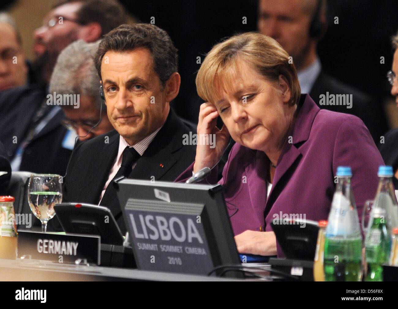 Il cancelliere tedesco Angela Merkel (R) si siede accanto al Presidente francese Nicolas Sarkozy sulla prima notte del vertice della NATO conferenza a Lisbona, Portogallo, 19 novembre 2010. Circa 50 capi di Stati sono invitati a partecipare a due giorno lungo incontro al vertice. Gli argomenti principali che verranno discussi sono una cooperazione europea per il montaggio di una politica comune di difesa antimissile in Europa nonché una Foto Stock