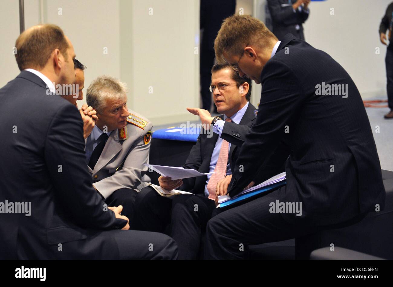 Ministro tedesco della difesa Karl-Theodor zu Guttenberg (2-R) si siede insieme con l ispettore generale della Bundeswehr, Volker Wieker (M) durante il vertice della NATO conferenza a Lisbona, Portogallo, 20 novembre 2010. Foto: RAINER JENSEN Foto Stock