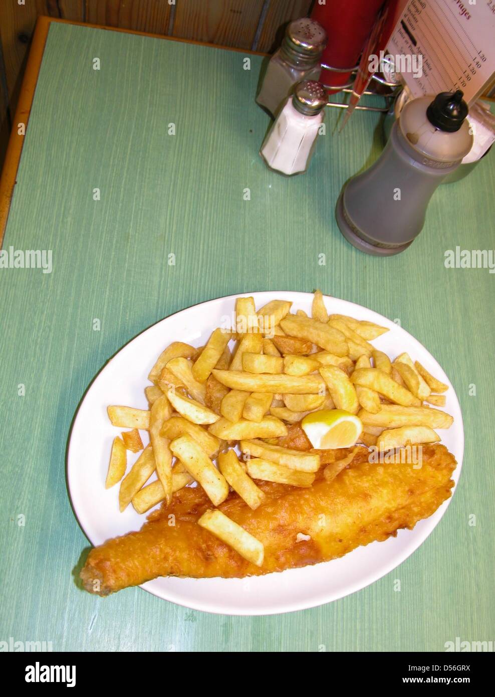 Fish 'n' Chips, Gran Bretagna nazionale pasto, servito a Londra, in Gran Bretagna, 10 marzo 2010. Fish 'n' Chips è stato presumibilmente inventato 150 anni fa. Foto: Annette Reuther Foto Stock
