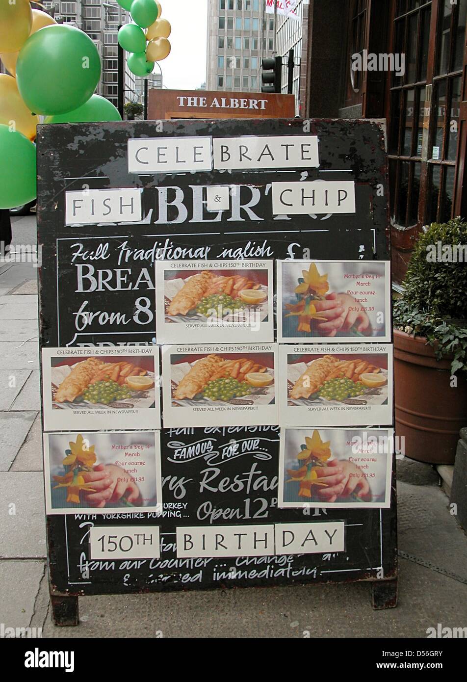 Un pub pubblicizza le varie versioni di Fish 'n' Chips, Gran Bretagna nazionale pasto, a Londra, in Gran Bretagna, 10 marzo 2010. Fish 'n' Chips è stato presumibilmente inventato 150 anni fa. Foto: Annette Reuther Foto Stock