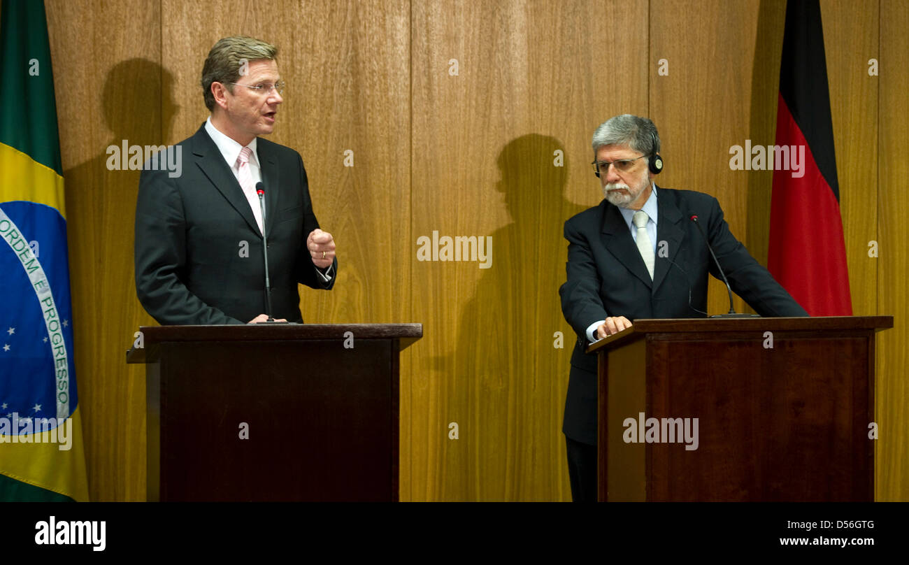 Il Ministro degli esteri tedesco Guido Westerwelle (L) e il suo omologo brasiliano Celso Luiz Nunes Amorim dare una conferenza stampa nel brasiliano Foreign Office di Brasilia, Brasile, 10 marzo 2010. Westerwelle è attualmente sul suo viaggio più lungo all'estero finora, pagando visite di stato ufficiali per il Cile, Argentina, Uruguay e Brasile. Foto: ARNO BURGI Foto Stock