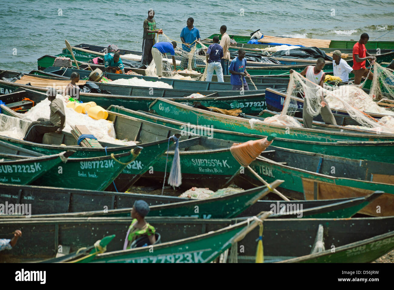 I pescatori preparano le reti, Remba Island, il lago Victoria, in Kenya. Foto Stock