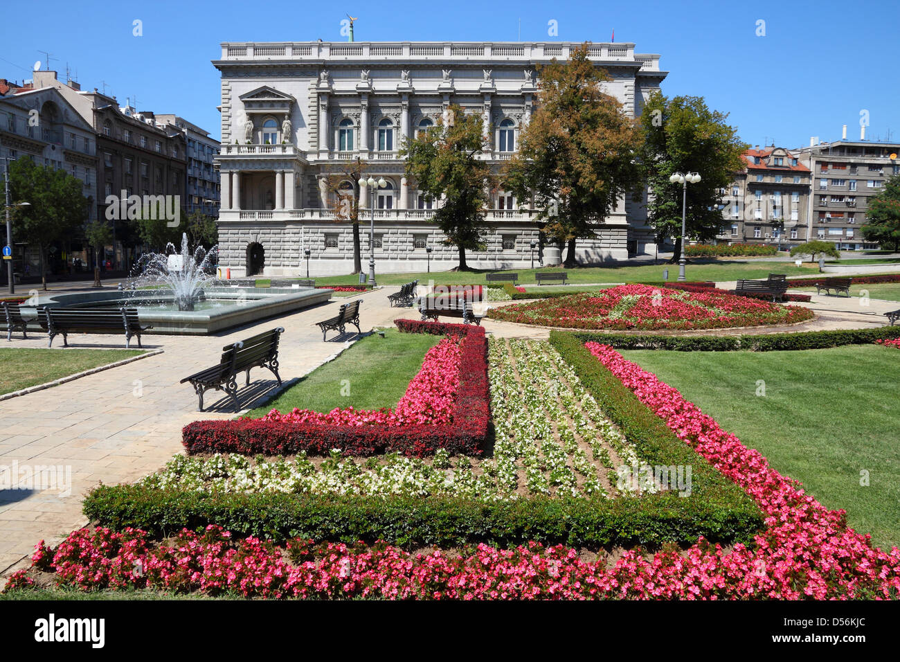 Belgrado, Serbia - famoso vecchio palazzo e giardini di fiori nella città. Attualmente il governo locale la sede - Montaggio città. Foto Stock