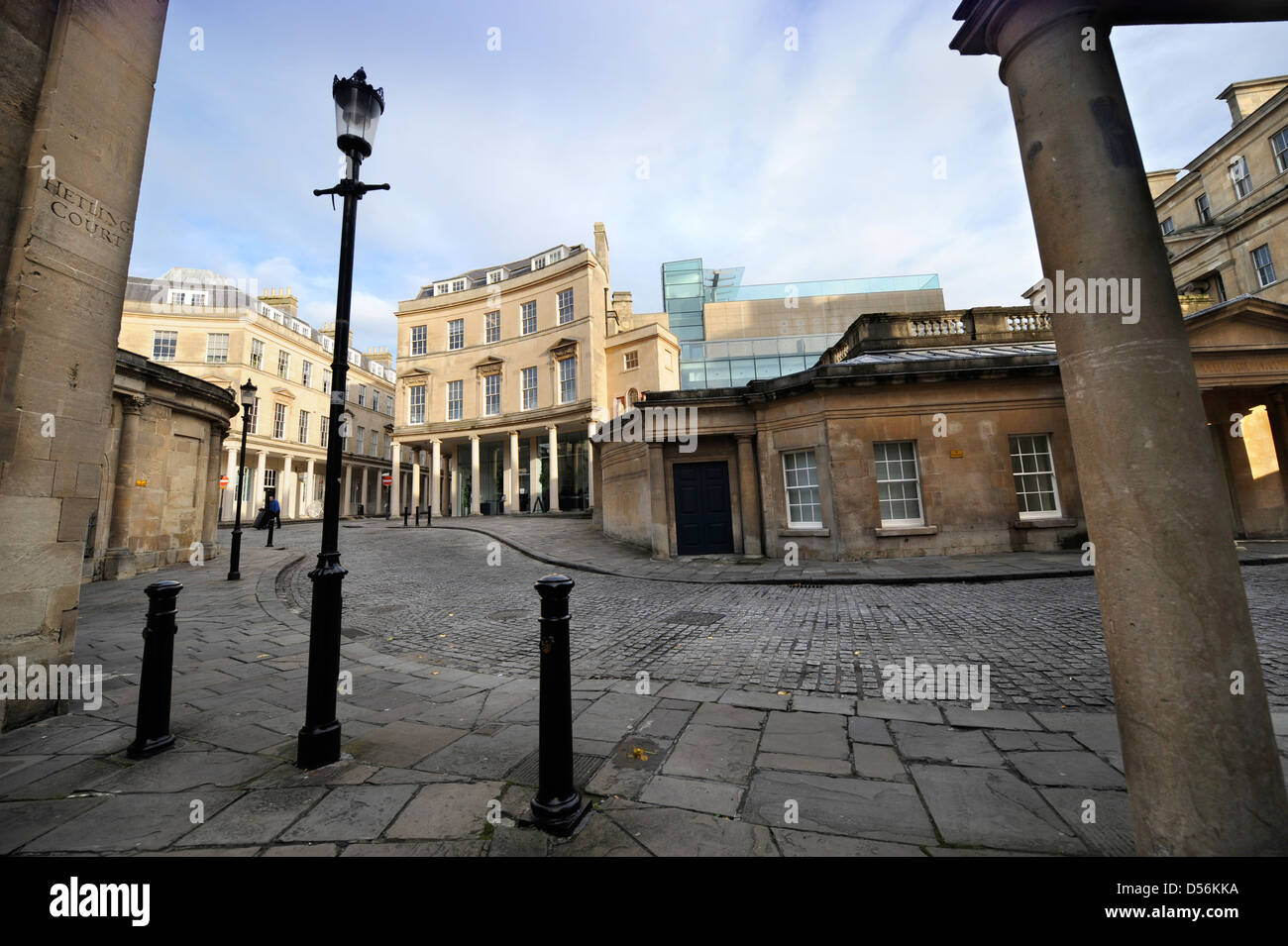 Vista del Bath Thermae Spa (centro) su Hot Bath Street, Bath Somerset REGNO UNITO Foto Stock