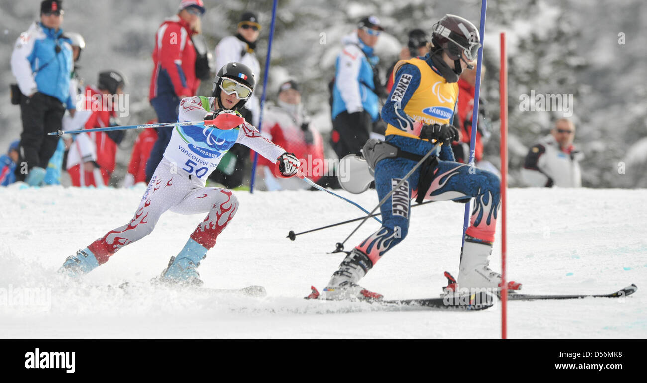 Il francese Anthony Chalencon (L) e escort Celine Dole in azione durante la gara di slalom per i non vedenti presso i Giochi Paralimpici Invernali 2010 a Whistler, Canada, 14 marzo 2010. Foto: Julian Stratenschulte Foto Stock