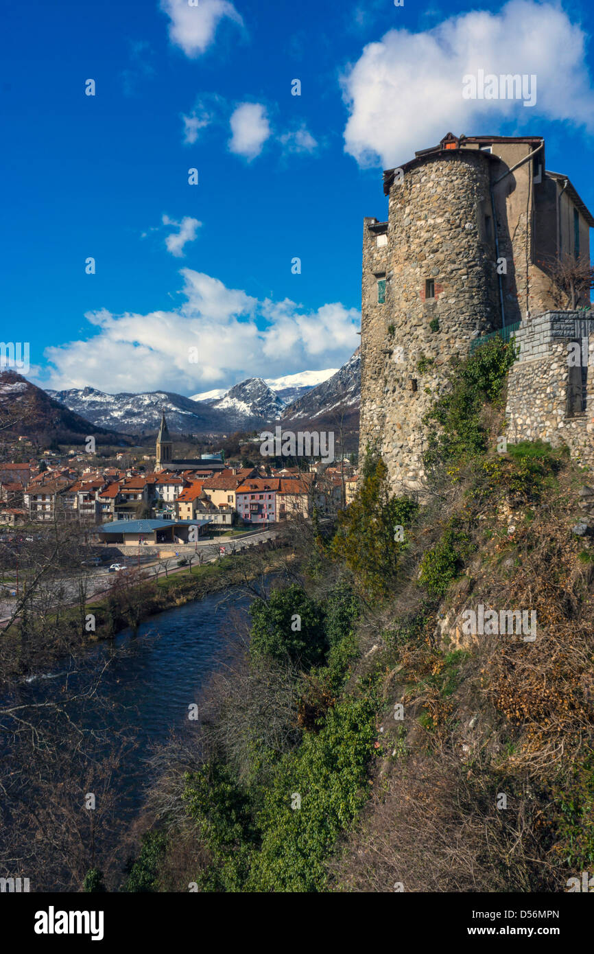 Tarascon sur Ariège, Ariège River, montagne innevate, antica torre fortificata Foto Stock