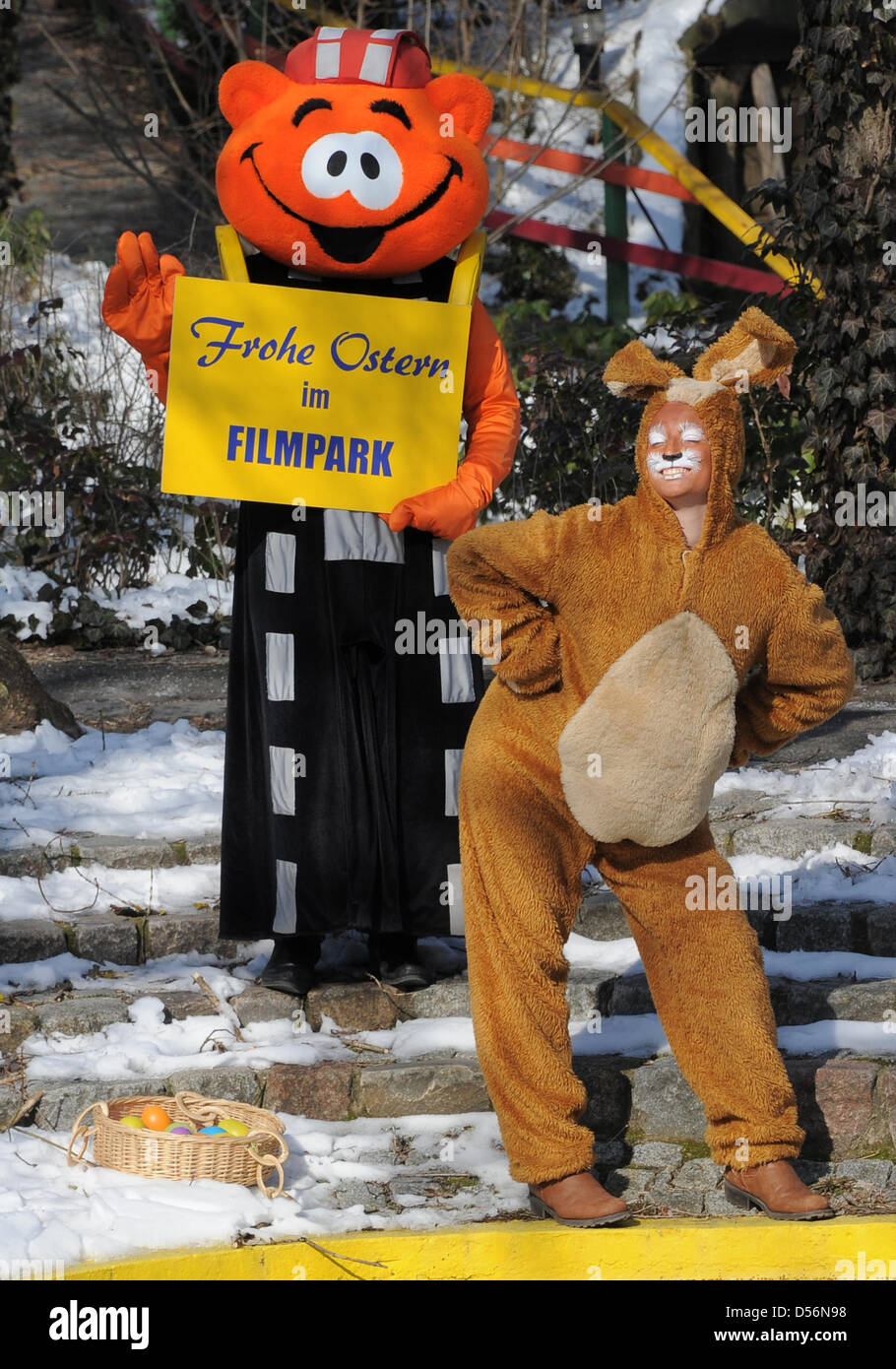 Una persona costume come coniglietto di Pasqua e la mascotte degli studi cinematografici di Babelsberg, Flimmi, pongono per la fotocamera in studi cinematografici di Babelsberg a Potsdam, Germania, 26 marzo 2013. Foto: Bernd Settnik Foto Stock