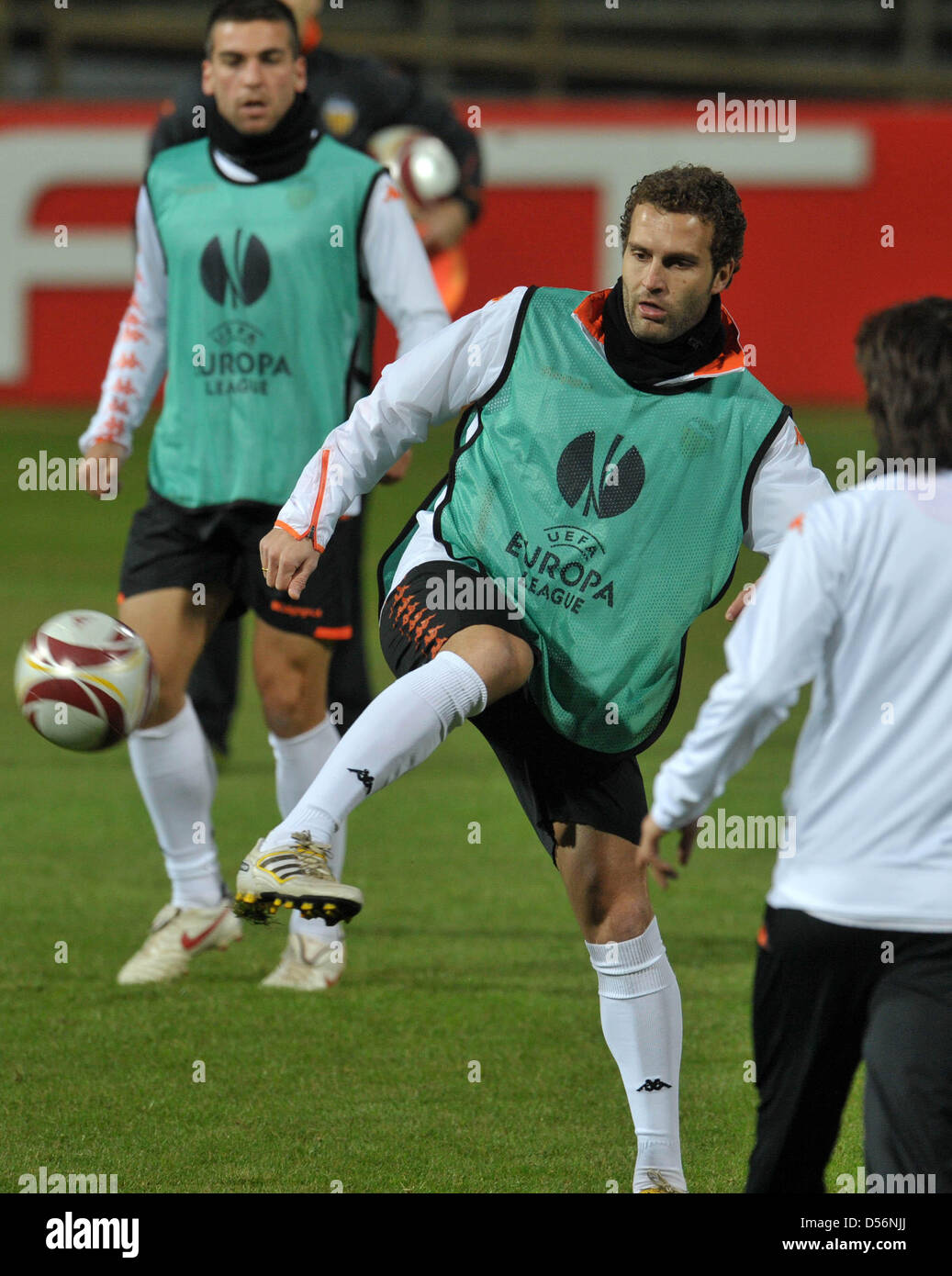 Valencia Spieler Manuel Fernandes am Mittwoch (17.03.2010) beim Training im Weserstadion di Brema. Valencia bereitet sich auf das Eurolega Achtelfinal RŸckspiel am Donnerstag (18.03.2010) gegen den Werder Bremen vor. Foto: Carmen Jaspersen dpa/L  Foto Stock