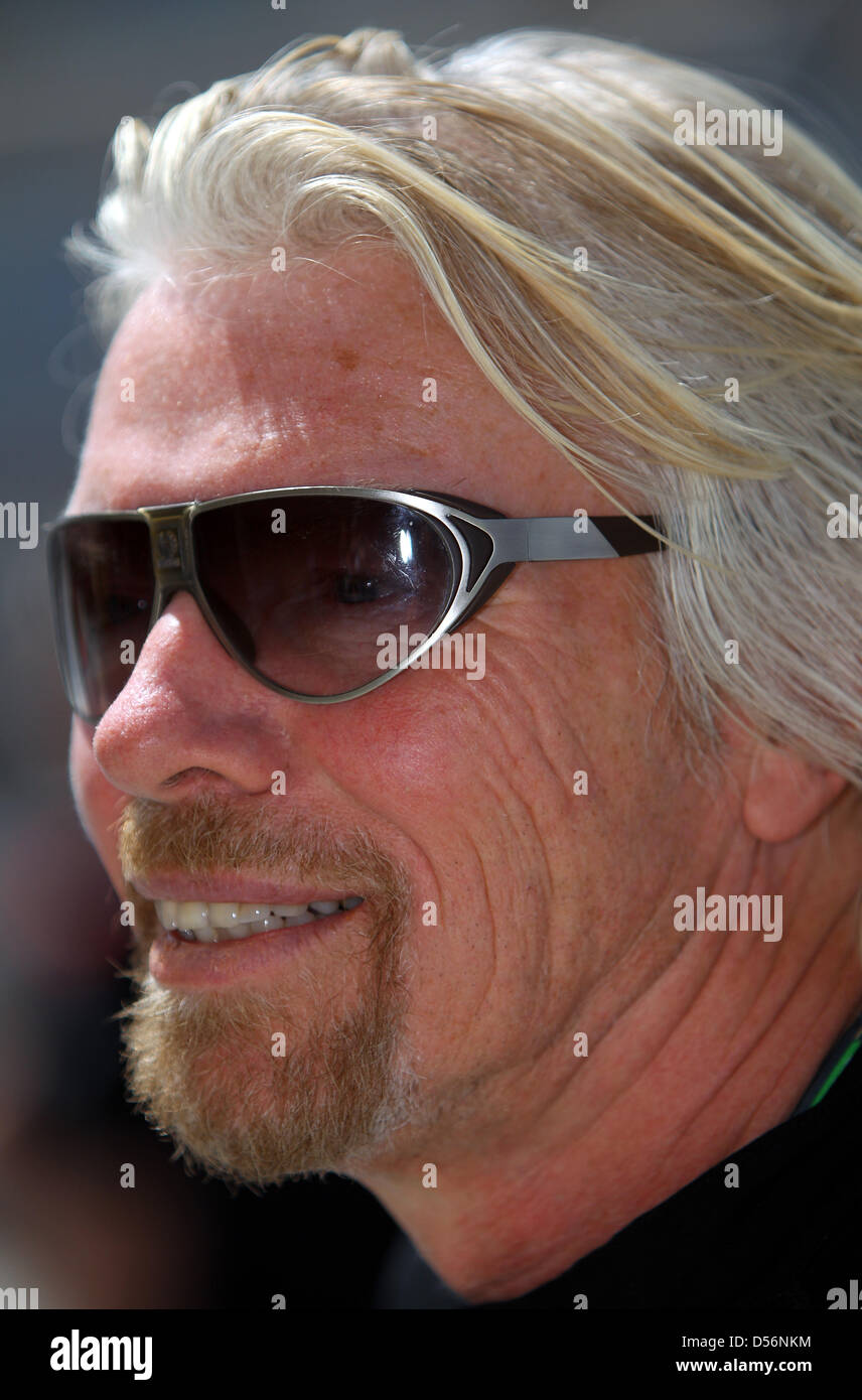 Richard Branson, presidente del gruppo Virgin e proprietario del team di Formula Uno della Virgin Racing, raffigurato in FORMULA ONE Grand Prix del Bahrain a Sakhir race track vicino a Manama, Bahrein, 14 marzo 2010. Il Gran Premio del Bahrein ha dato dei calci a fuori del 2010 di Formula Uno Stagione. Foto: Jens Buettner Foto Stock