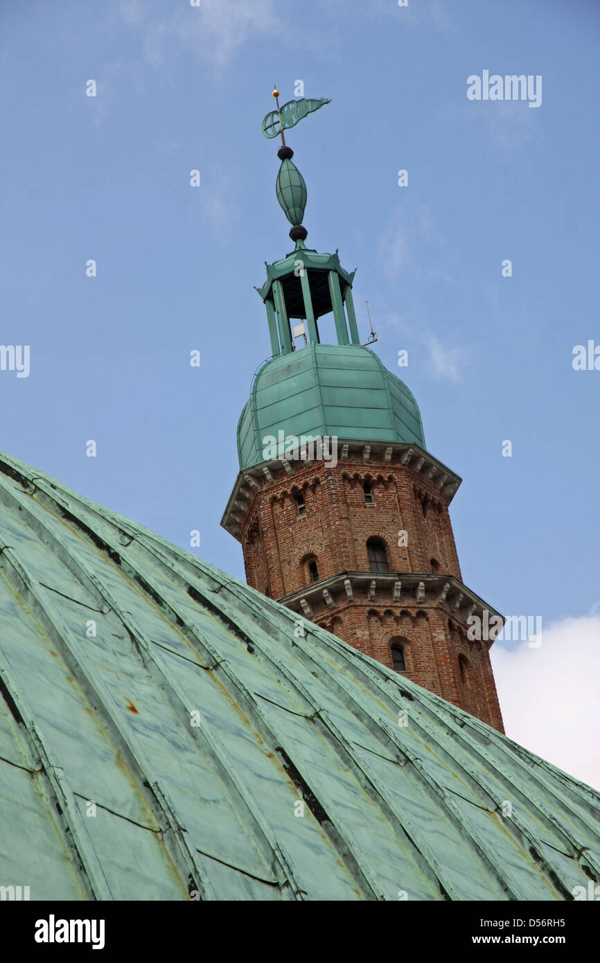 Rame ossidato nel tetto verde e alta torre Basilica Palladiana Foto stock -  Alamy