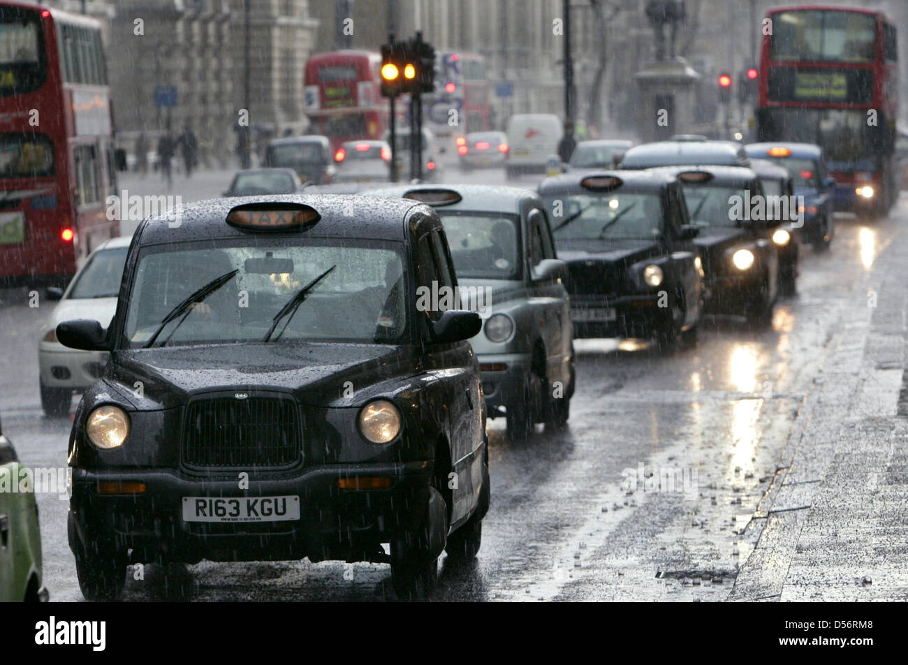 FILE - Il file immagine datata 07 aprile 2005 mostra tipici Londra taxi a Londra, Gran Bretagna. Dopo più e più parti del cosiddetto Black Cabs sono già prodotta in Cina, automobilistico cinese Geely potrebbe presto prendere il controllo della cabina nero produttore Manganese, uno degli ultimi indipendenti case automobilistiche britanniche. Foto: Frank può Foto Stock