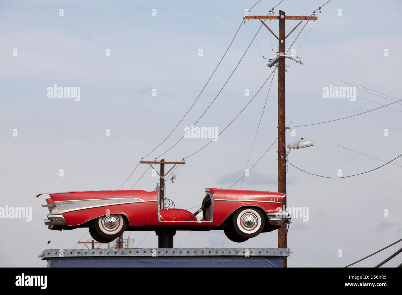 Un rosso 57 Chevy sulla sommità op del segno a Branson Museo Auto, Missouri. Foto Stock