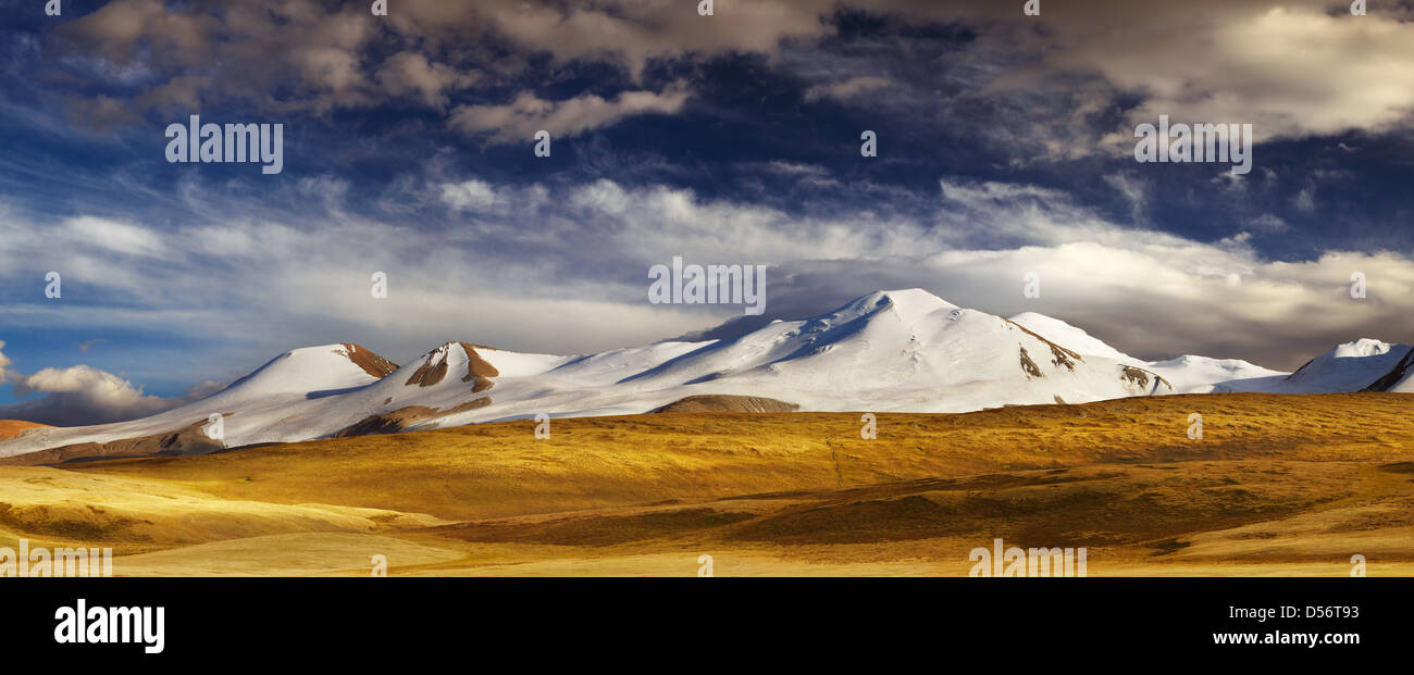 Paesaggio di montagna, l'Altopiano Ukok, la giunzione di Russo, Cinese e i confini della Mongolia Foto Stock