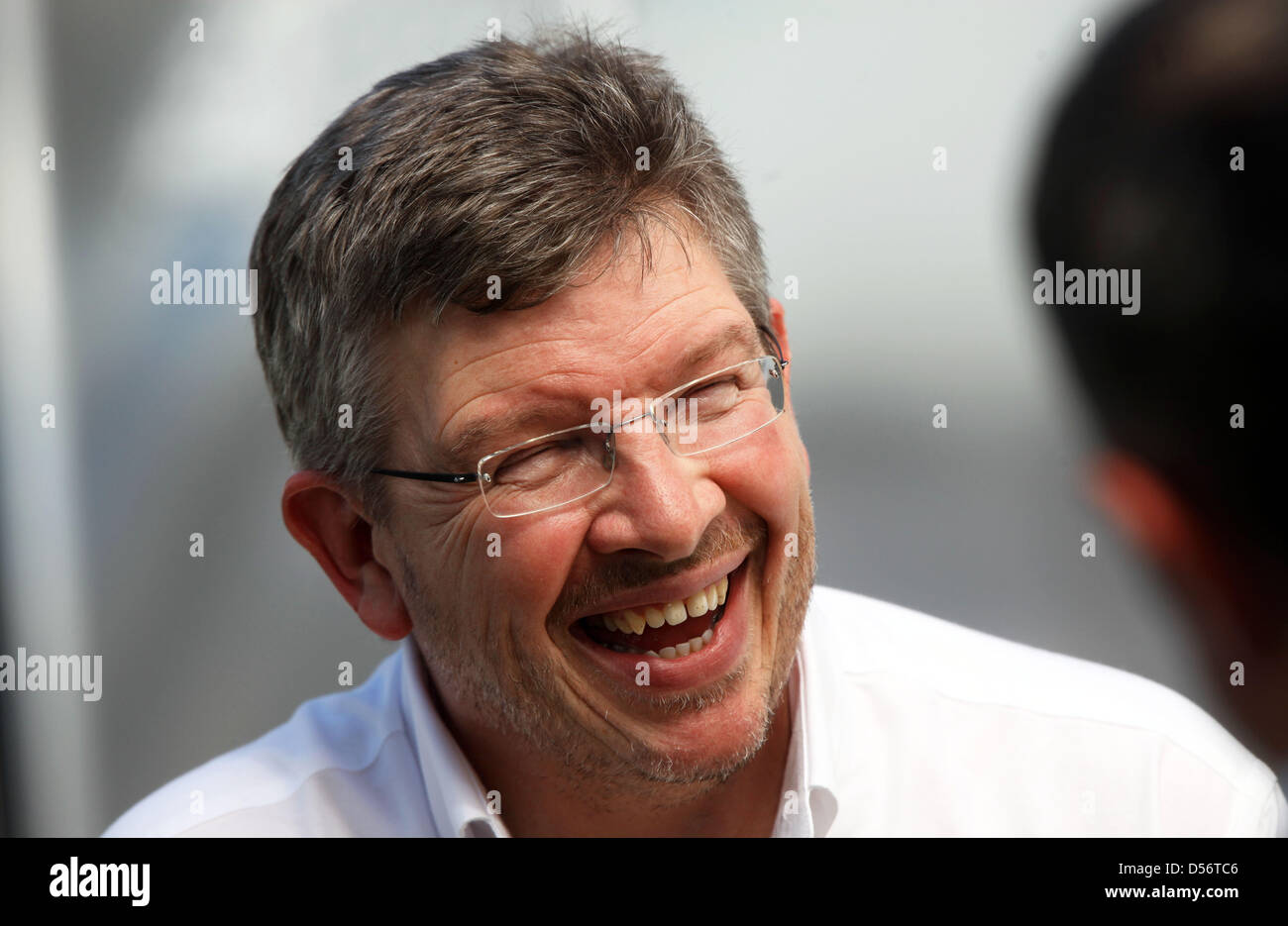 Mercedes GP team principal Ross Brawn sorrisi a Albert Park street circuito di Melbourne, Australia, 25 marzo 2010. Il 2010 di Formula 1 Australian Grand Prix è tenuto il 28 marzo. Foto: Jens Buettner Foto Stock