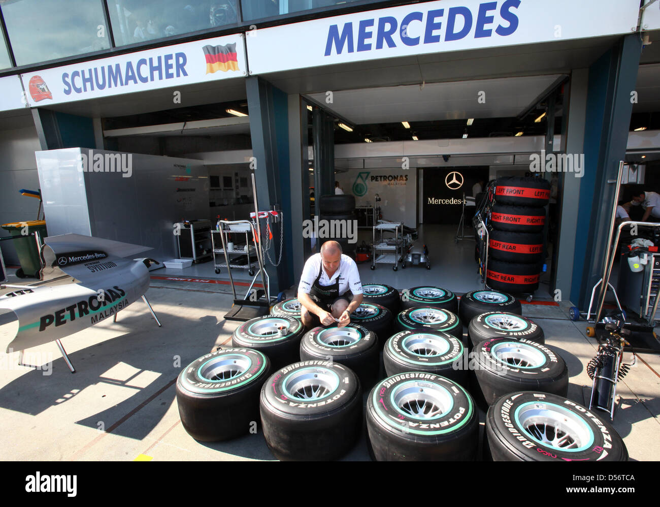 Un meccanico della Mercedes GP si allinea pneumatici all'Albert Park street circuito di Melbourne, Australia, 25 marzo 2010. Il 2010 di Formula 1 Australian Grand Prix è tenuto il 28 marzo. Foto: Jens Buettner Foto Stock