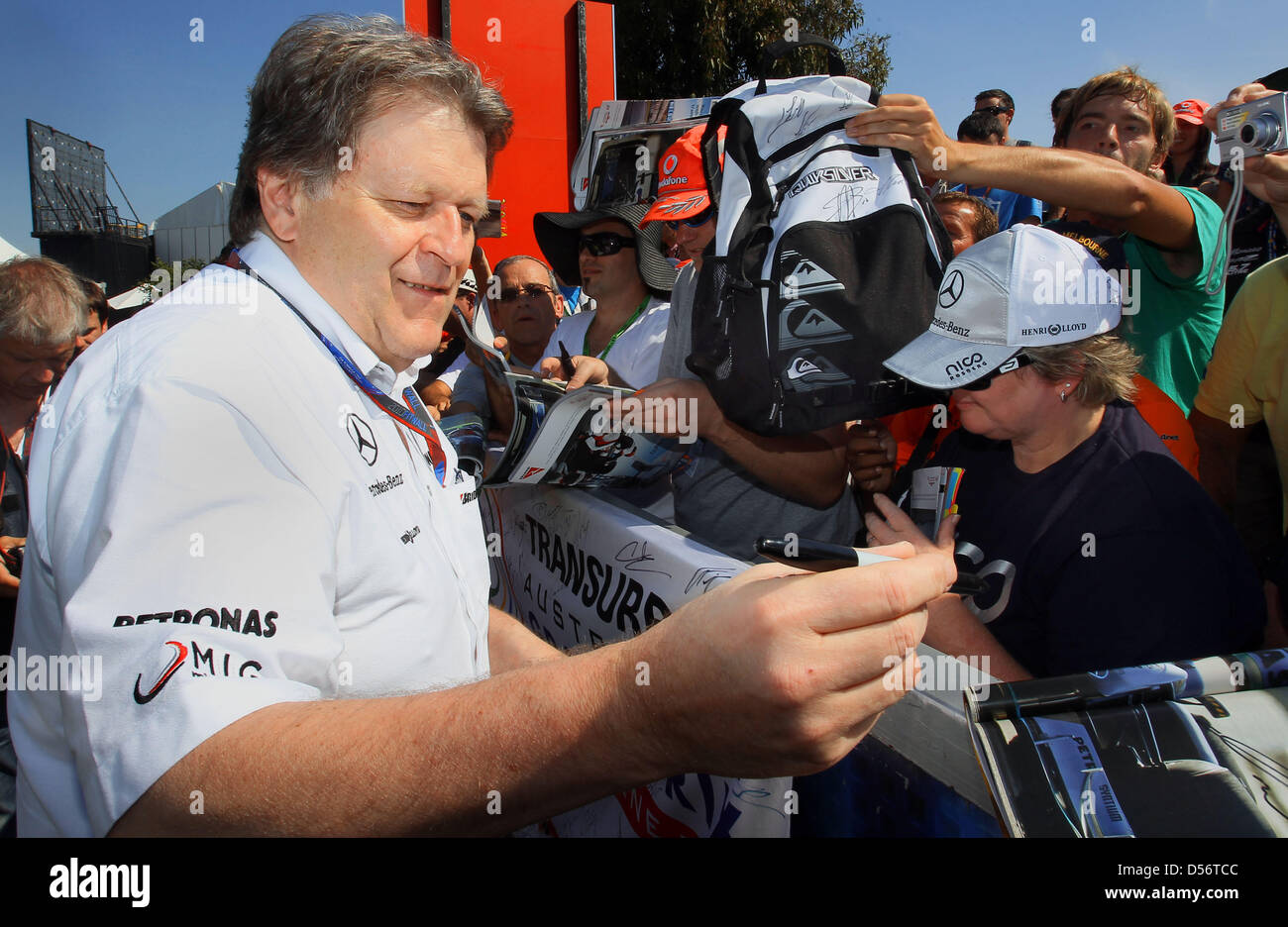 Mercedes direttore Motorsport Norbert Haug firma autografi a Albert Park street circuito di Melbourne, Australia, 25 marzo 2010. Il 2010 di Formula 1 Australian Grand Prix è tenuto il 28 marzo. Foto: Jens Buettner Foto Stock