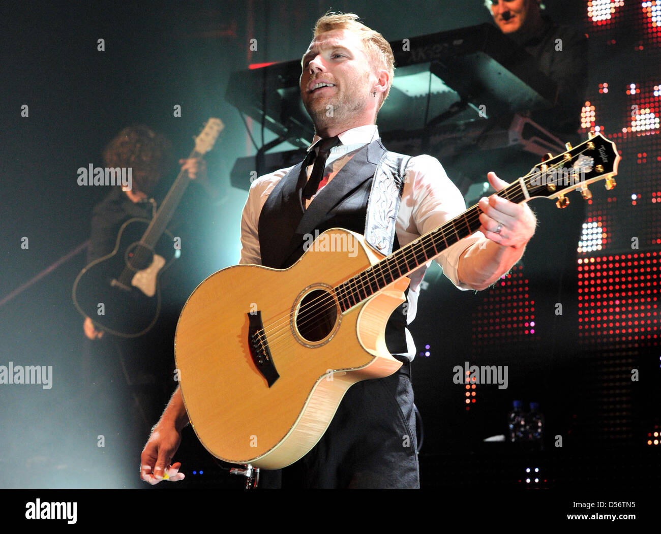 Il cantante irlandese Ronan Keating, ex membro del gruppo boy 'Boyzone', esegue sul palco a Jahrhunderthalle in Francoforte sul Meno, Germania, 25 marzo 2010. Il concerto di Francoforte, alla quale hanno partecipato migliaia di persone, era ottimista per Keating's tour in Germania. Foto: Boris Roessler Foto Stock