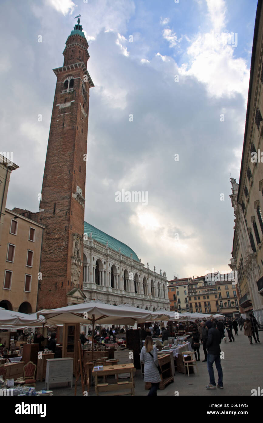 Bancarelle di antiquariato e vintage Mercato nella piazza principale e la torre dell orologio Foto Stock