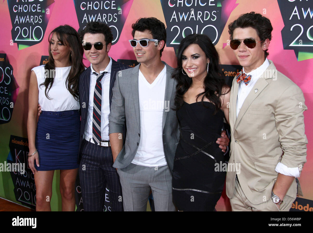 Musicista Kevin Jonas (2 L) e sua moglie Danielle Jonas (L), musicista Joe Jonas (C) e la sua fidanzata Demi Lovato, musicista e compositore Nick Jonas (R) arrivano a Nickelodeon il XXIII Incontro annuale Kids' Choice Awards tenutosi presso la UCLA Pauley Pavilion di Los Angeles, Stati Uniti d'America, 27 marzo 2010. Kids' le scelte migliori in televisione, film, musica e sport sono state rivelate tramite vincitori' scatole che conteneva tutto Foto Stock