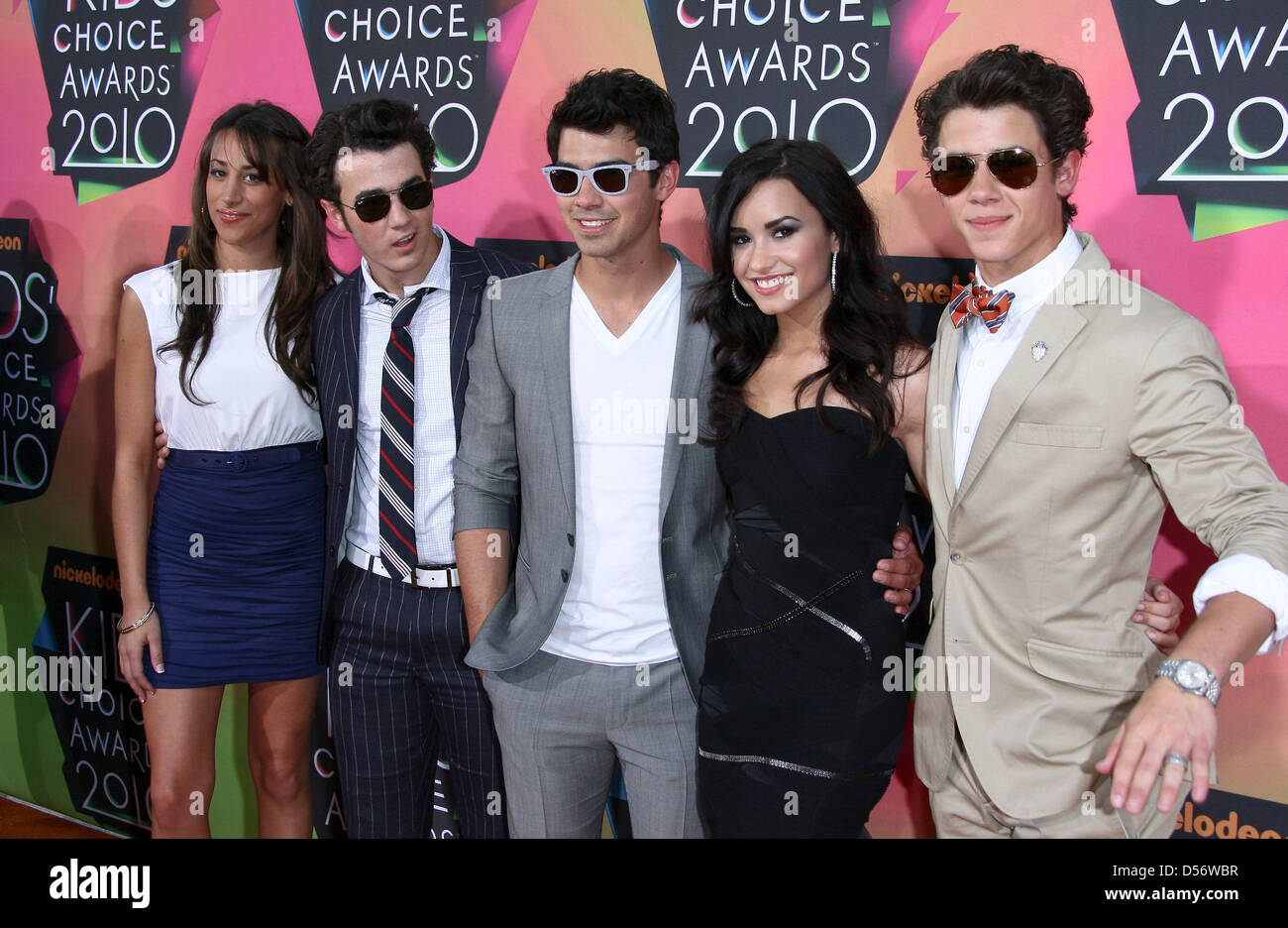 Musicista Kevin Jonas (2 L) e sua moglie Danielle Jonas (L), musicista Joe Jonas (C) e la sua fidanzata Demi Lovato, musicista e compositore Nick Jonas (R) arrivano a Nickelodeon il XXIII Incontro annuale Kids' Choice Awards tenutosi presso la UCLA Pauley Pavilion di Los Angeles, Stati Uniti d'America, 27 marzo 2010. Kids' le scelte migliori in televisione, film, musica e sport sono state rivelate tramite vincitori' scatole che conteneva tutto Foto Stock