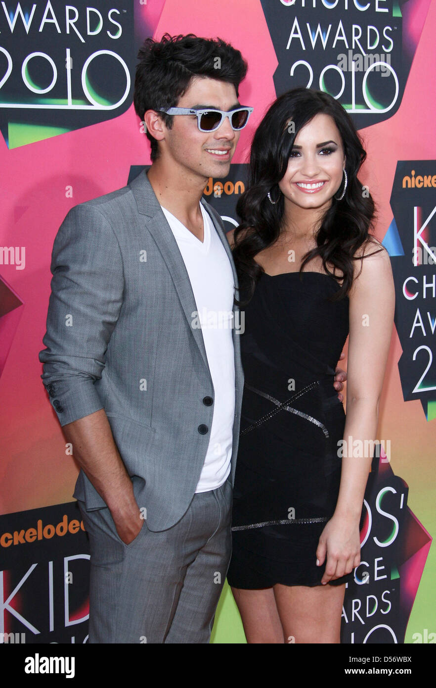 Il cantante Joe Jonas della banda " Jonas Brothers' e la sua fidanzata Demi Lovato arriva a Nickelodeon il XXIII Incontro annuale Kids' Choice Awards tenutosi presso la UCLA Pauley Pavilion di Los Angeles, Stati Uniti d'America, 27 marzo 2010. Kids' le scelte migliori in televisione, film, musica e sport sono state rivelate tramite vincitori' scatole che conteneva tutto da un animale vivo, di una mano umana, uomo gonfiabile e di cour Foto Stock
