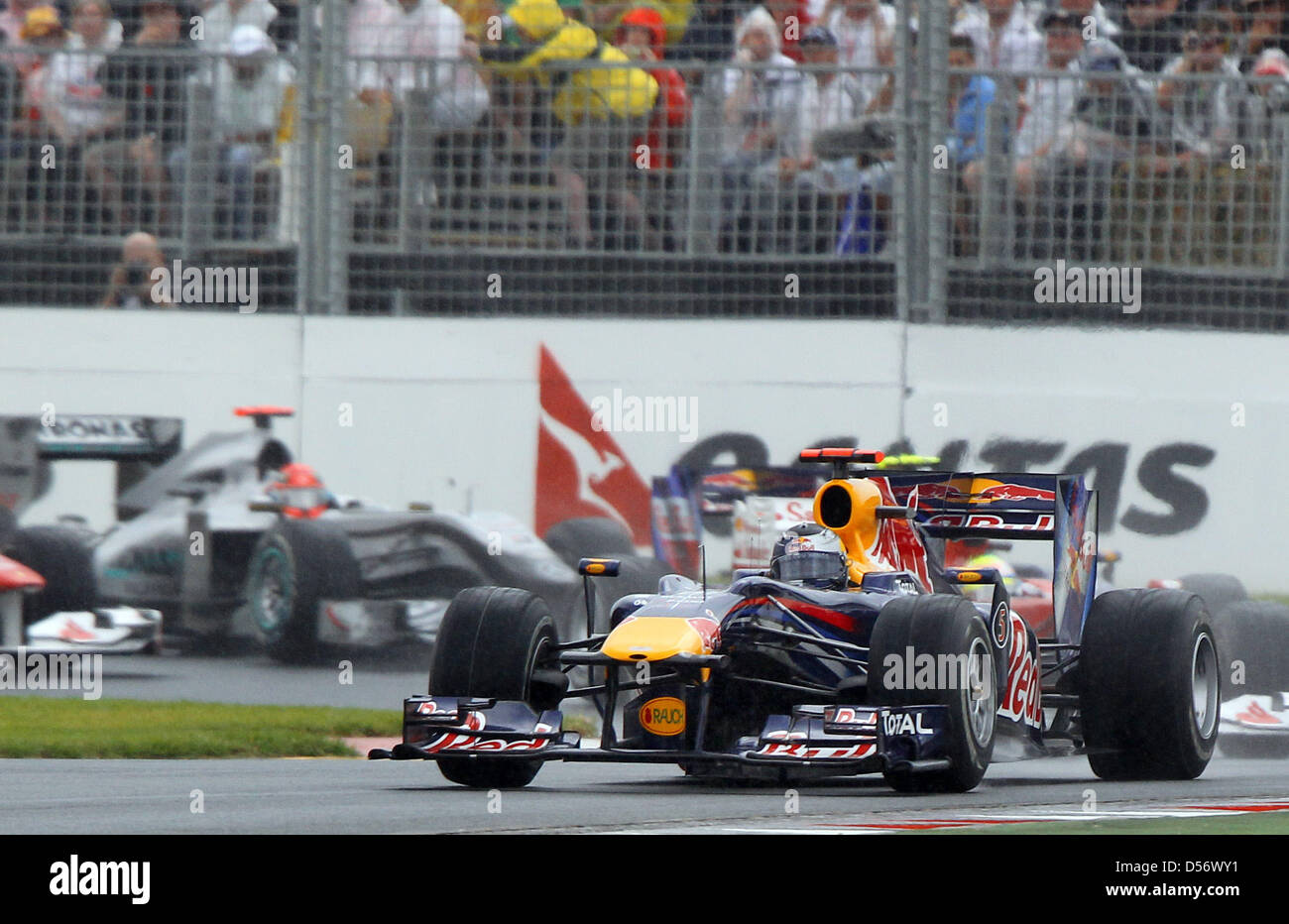 Tedesco di Formula Uno Sebastian Vettel della Red Bull Racing conduce durante la Formula 1 Australian Grand Prix iat di Albert Park stree circuito di Melbourne, Australia, 28 marzo 2010. La McLaren di Button ha vinto la gara davanti a Renalt di Kubica e alla Ferrari di Massa, Vettel ha dovuto ritirarsi sotto forma di gara. Foto: Jens Buettner Foto Stock