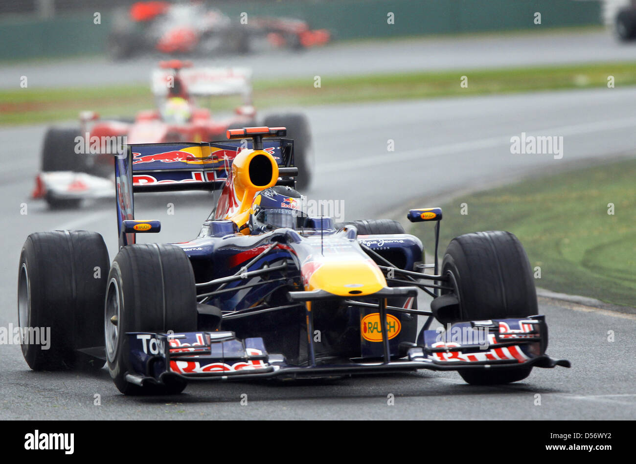 Tedesco di Formula Uno Sebastian Vettel della Red Bull Racing conduce durante la Formula 1 Australian Grand Prix iat di Albert Park stree circuito di Melbourne, Australia, 28 marzo 2010. La McLaren di Button ha vinto la gara davanti a Renalt di Kubica e alla Ferrari di Massa, Vettel ha dovuto ritirarsi sotto forma di gara. Foto: Jens Buettner Foto Stock