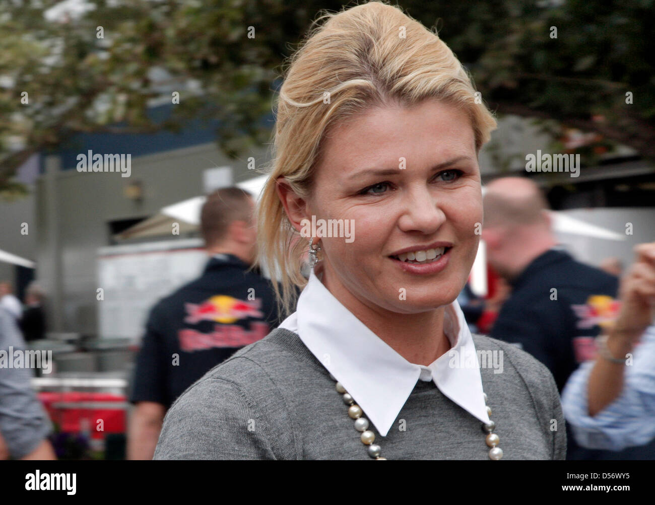 Corinna Schumacher, moglie del tedesco pilota di Formula Uno Michael Schumacher della Mercedes GP, durante la Formula 1 Australian Grand Prix all'Albert Park street circuito di Melbourne, Australia, 28 marzo 2010. La McLaren di Button ha vinto la gara davanti a Renalt di Kubica e alla Ferrari di Massa, Vettel ha dovuto ritirarsi sotto forma di gara. Foto: Jens Buettner Foto Stock