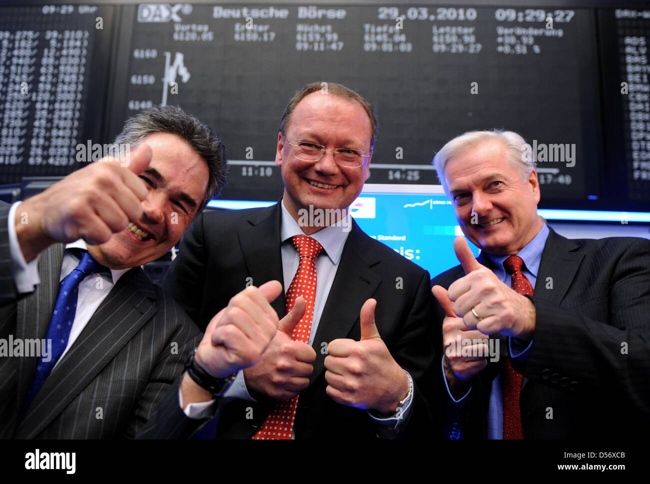 Brenntag CEO Stephen R. Clark pone alla borsa valori di Francoforte sul Meno, Germania, 29 marzo 2010. Brenntag, leader mondiale di mercato in linea completa della distribuzione di prodotti chimici, è andato pubblico oggi. Foto: ARNE DEDERT Foto Stock