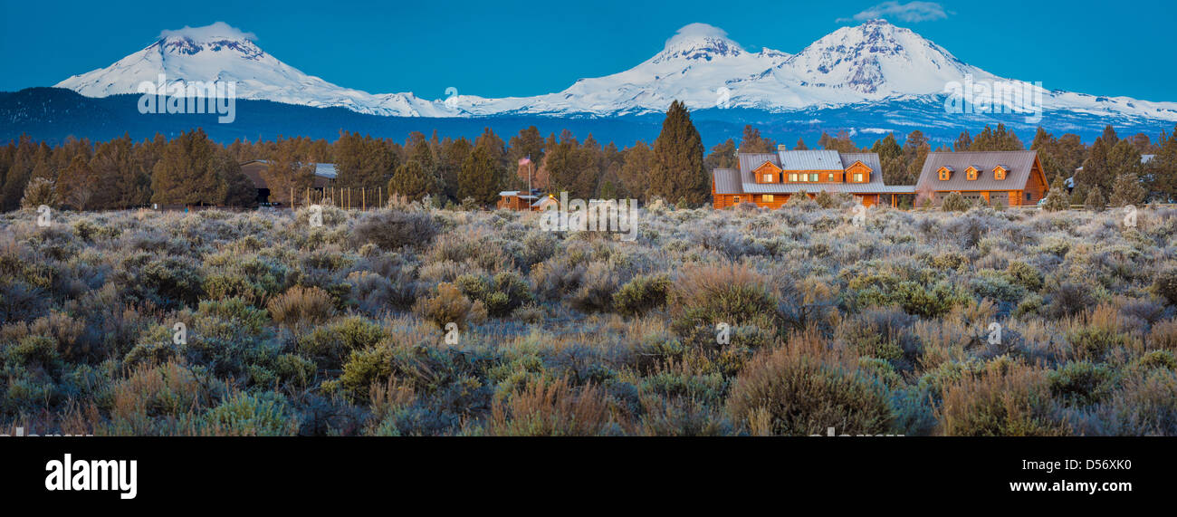 Ranch house con le Tre Sorelle Picchi in Oregon dietro di essa Foto Stock