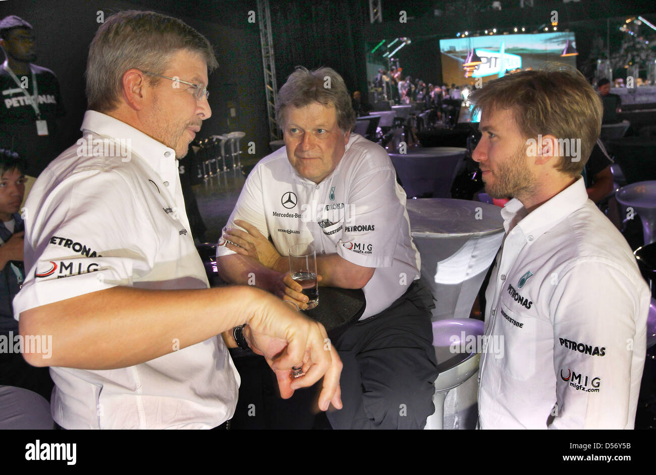(L-R) Mercedes GP team principal Ross Brawn, direttore di Mercedes Motorsport Norbert Haug e la Mercedes GP test driver Nick Heidfeld chat durante un evento promozionale a Kuala Lumpur, Malesia, 31 marzo 2010. Il 2010 di Formula 1 Gran Premio di Malesia si terrà il 04 aprile sul circuito di Sepang. Foto: Jens Buettner Foto Stock