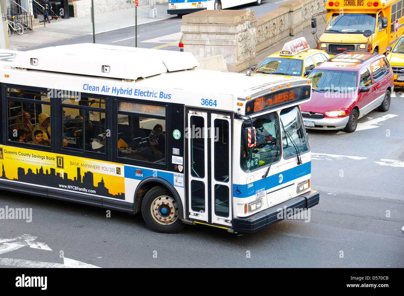 MTA Q60 TRASPORTO PUBBLICO AUTOBUS immettendo il Queensboro 59th Street Bridge Foto Stock