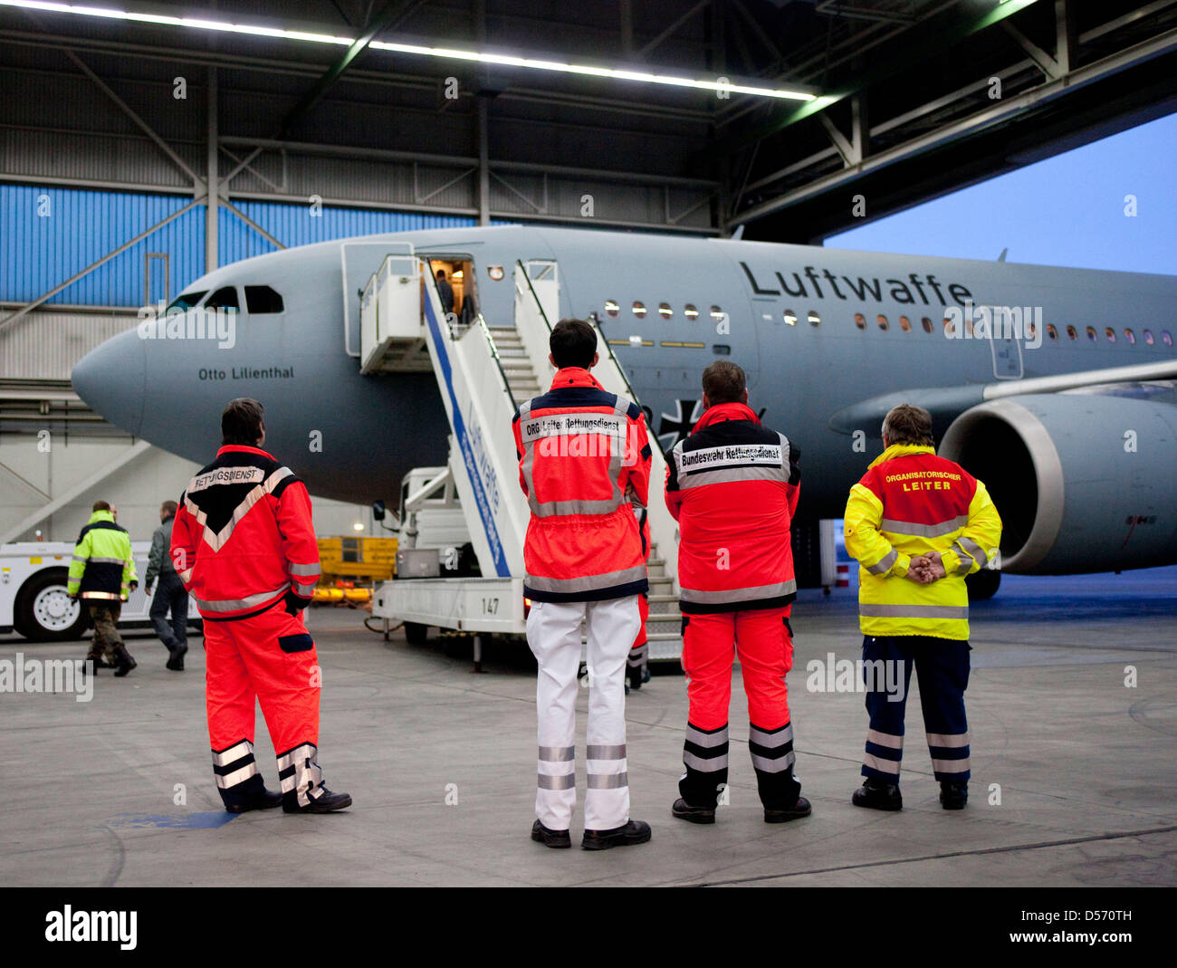 Rettungskräfte warten am Samstag (03.04.2010) auf dem militärischen Teil des Flughafens Köln/Bonn am Airbus A310 der Luftwaffe mit vier in Afghanistan verwundeten Bundeswehrsoldaten an Bord auf die Verletzten. Am Karfreitag waren drei Soldaten bei stundenlangen Gefechten zwischen der Bundeswehr und den radikal-islamischen talebani nahe Kundus erschossen worden. Acht weitere deutsche Foto Stock