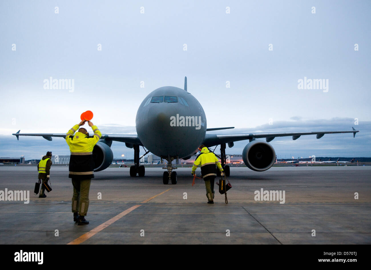 Der Airbus A310 der Luftwaffe mit vier in Afghanistan verwundeten Bundeswehrsoldaten an Bord ist am Samstag (03.04.2010) auf dem militärischen Teil des Flughafens Köln/Bonn gelandet. Am Karfreitag waren drei Soldaten bei stundenlangen Gefechten zwischen der Bundeswehr und den radikal-islamischen talebani nahe Kundus erschossen worden. Acht weitere deutsche Soldaten wurden verletzt. Foto Stock