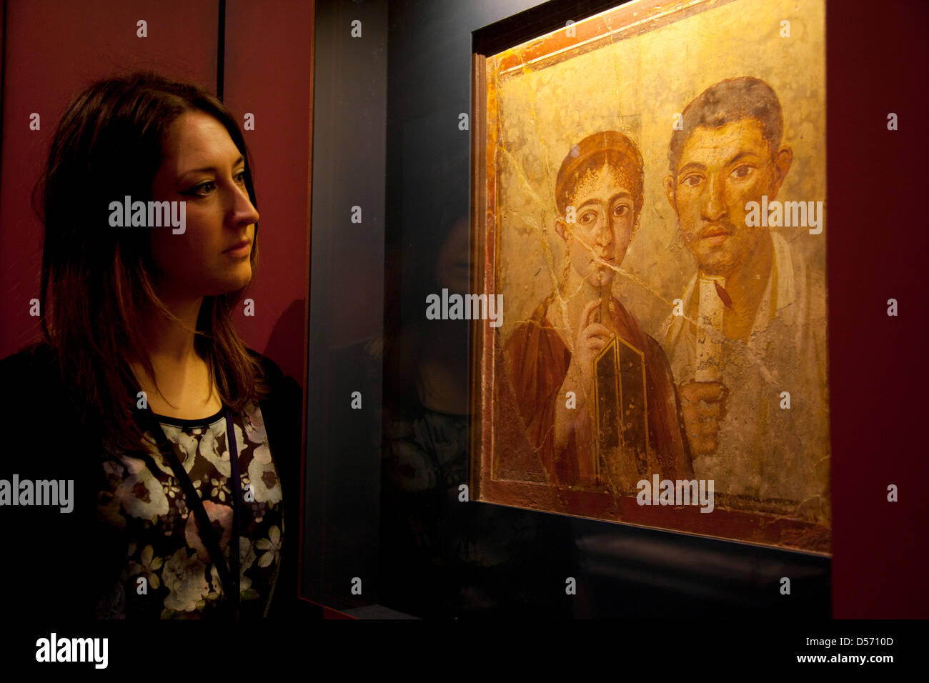 Londra, Regno Unito. Martedì 26 marzo 2013. La vita e la morte a Pompei ed Ercolano in mostra al British Museum. Riunendo oltre 250 oggetti, sia le recenti scoperte e celebrato reperti da scavi in precedenza. Affresco di Terenzio Neo e sua moglie. Nota: indossa abiti raffinati e un'acconciatura di moda negli anni sessanta AD. 50-79 annuncio. Credito: Michael Kemp/Alamy Live News Foto Stock