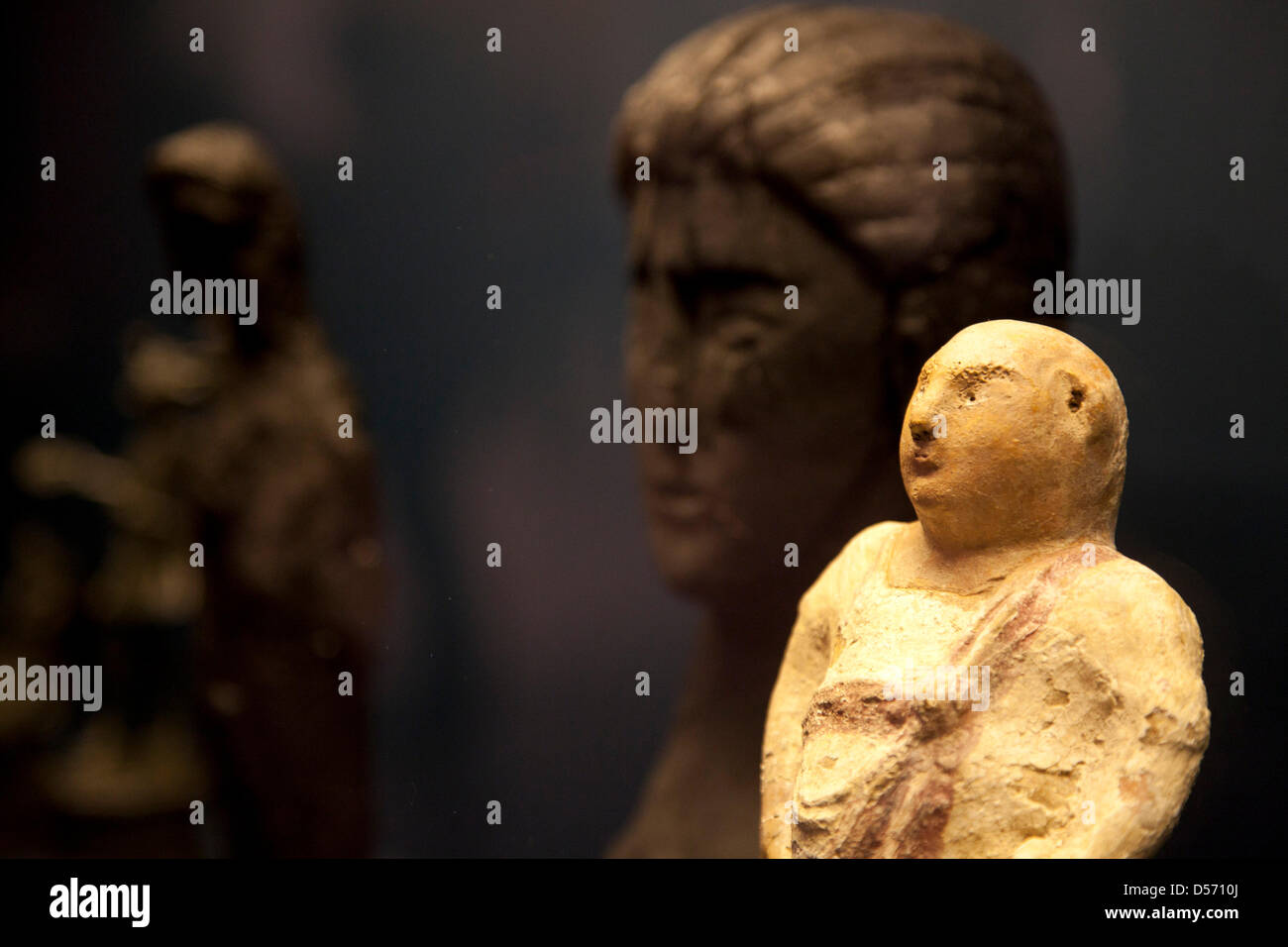 Londra, Regno Unito. Martedì 26 marzo 2013. La vita e la morte a Pompei ed Ercolano in mostra al British Museum. Riunendo oltre 250 oggetti, sia le recenti scoperte e celebrato reperti da scavi in precedenza. Antenati nei Santuari domestici. Un piccolo numero di busti di piccole dimensioni che sono sopravvissuti. Credito: Michael Kemp/Alamy Live News Foto Stock