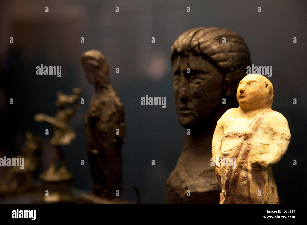 Londra, Regno Unito. Martedì 26 marzo 2013. La vita e la morte a Pompei ed Ercolano in mostra al British Museum. Riunendo oltre 250 oggetti, sia le recenti scoperte e celebrato reperti da scavi in precedenza. Antenati nei Santuari domestici. Un piccolo numero di busti di piccole dimensioni che sono sopravvissuti. Credito: Michael Kemp/Alamy Live News Foto Stock