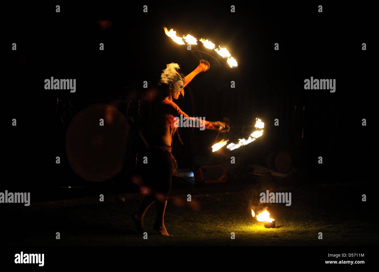 Fatto a Paarl, Sud Africa. Il 24 marzo 2013. Un incendio la ballerina esegue durante la Earth Hour picnic alla Afrikaanse Taalmonument il 24 marzo 2013. Ora della Terra è un annuale evento in tutto il mondo per contribuire ad aumentare la consapevolezza circa la necessità di intervenire sulle questioni ambientali. Credito: Lulama Zenzile/Foto24/Gallo immagini/ Alamy Live News Foto Stock