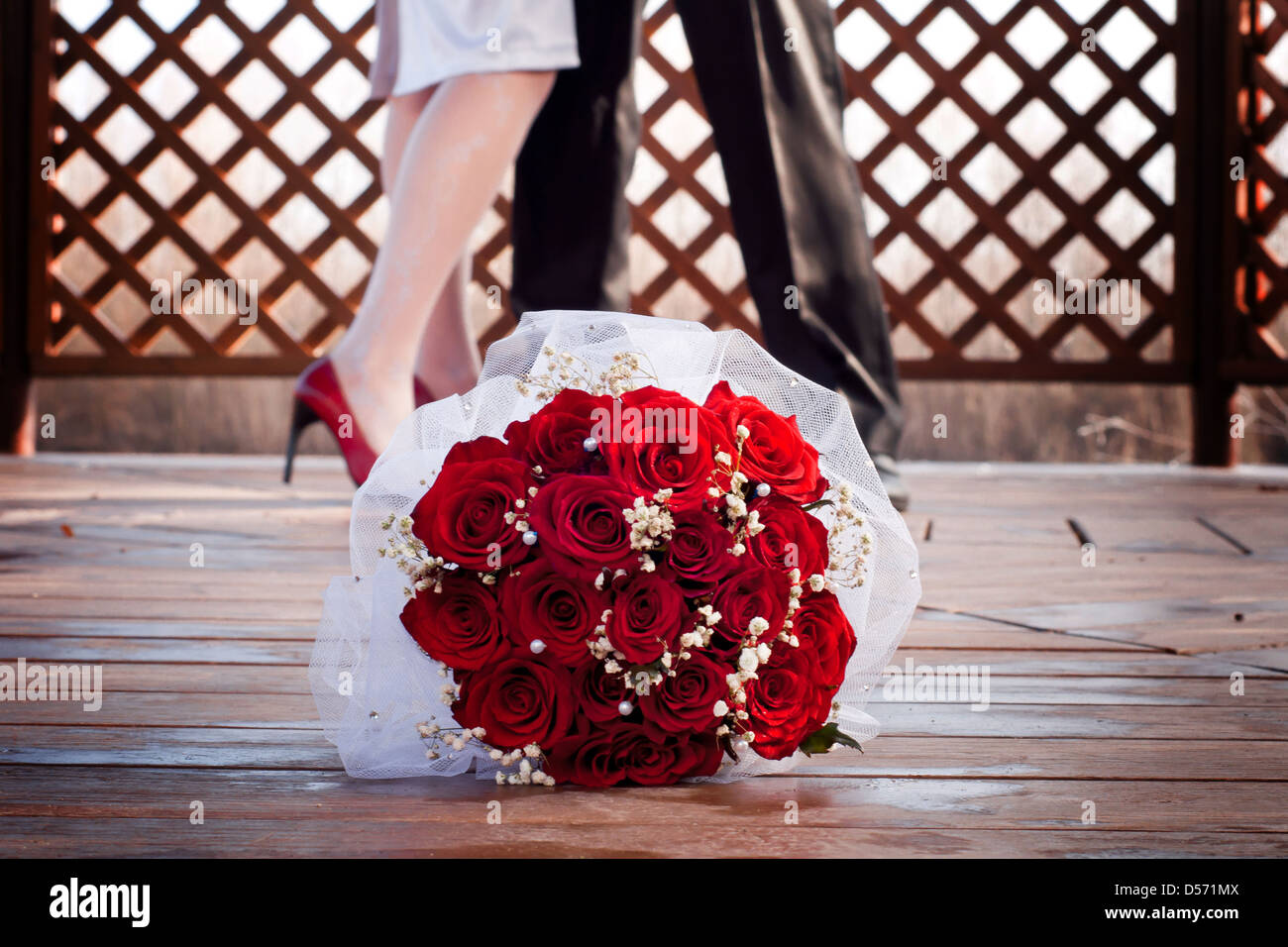 Coppia era fa roteare attorno alla pista da ballo di nozze bouquet rosso Foto Stock