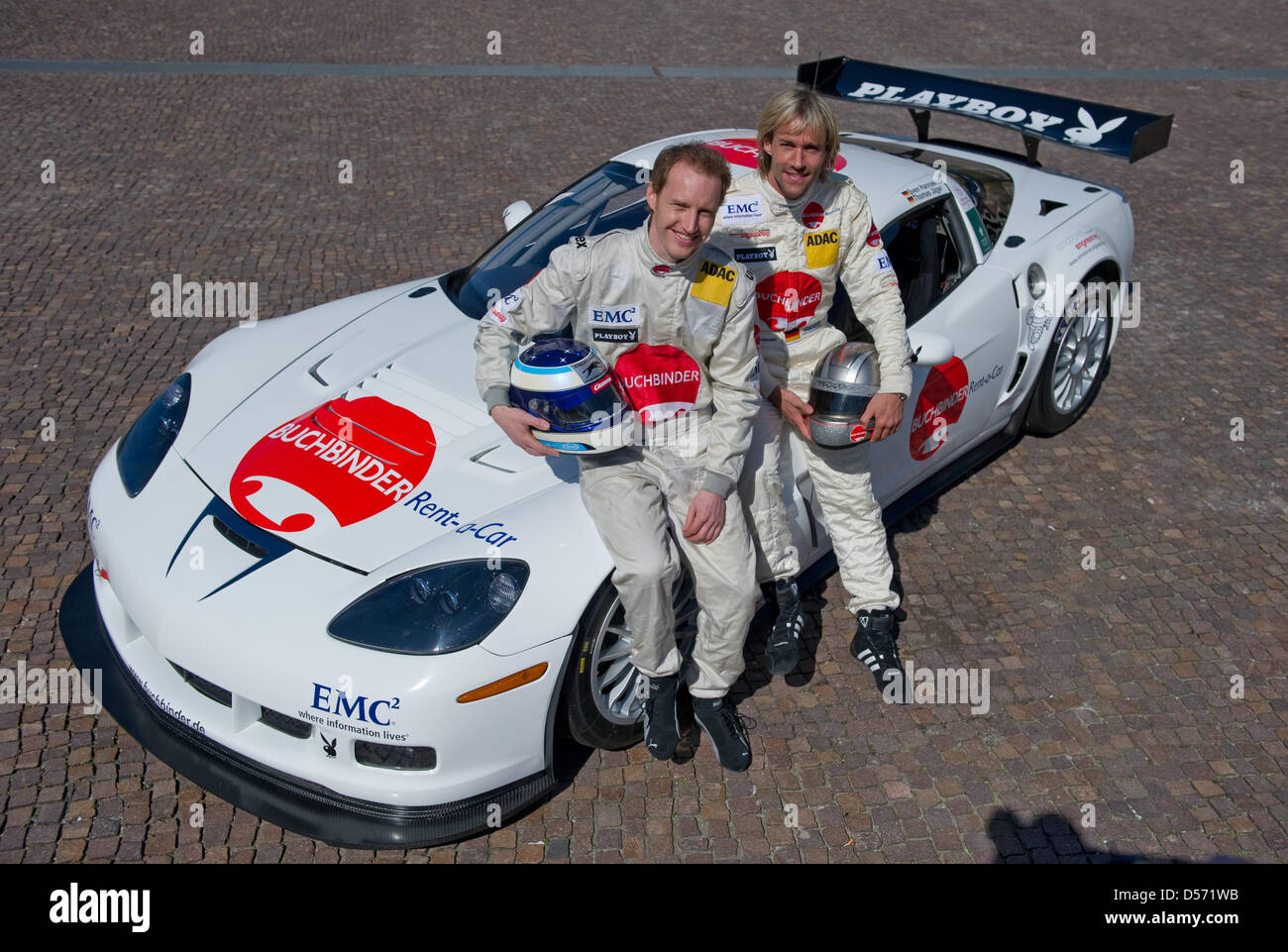 Ex ponticello sci Sven Hannawald (R) e ex DTM driver Thomas Jaeger posano con una Corvette race car a Stoccarda, Germania, 07 aprile 2010. Hannawald ha cambiato sport e di competere in tutte le 14 gare dell'ADAC GT Masters Series per Team Callaway. Foto: UWE ANSBACH Foto Stock