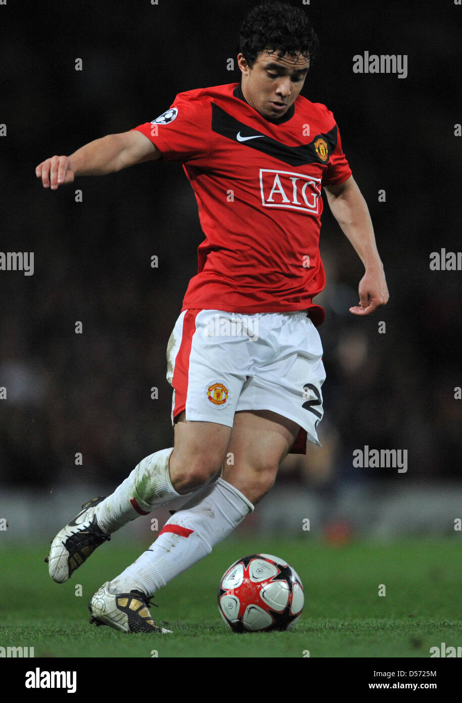 Regno di Rafael controlla il pallone durante la UEFA Champions League quarti di finale di partita Manchester United vs Bayern Monaco presso lo Stadio Old Trafford a Manchester in Gran Bretagna, 07 aprile 2010. Il Manchester United ha vinto la seconda gamba 3-2, ancora Monaco di Baviera si sposta fino alla semi-finale vincendo 4-4 sull'aggregato e lontano gli obiettivi. Foto: ANDREAS GEBERT Foto Stock