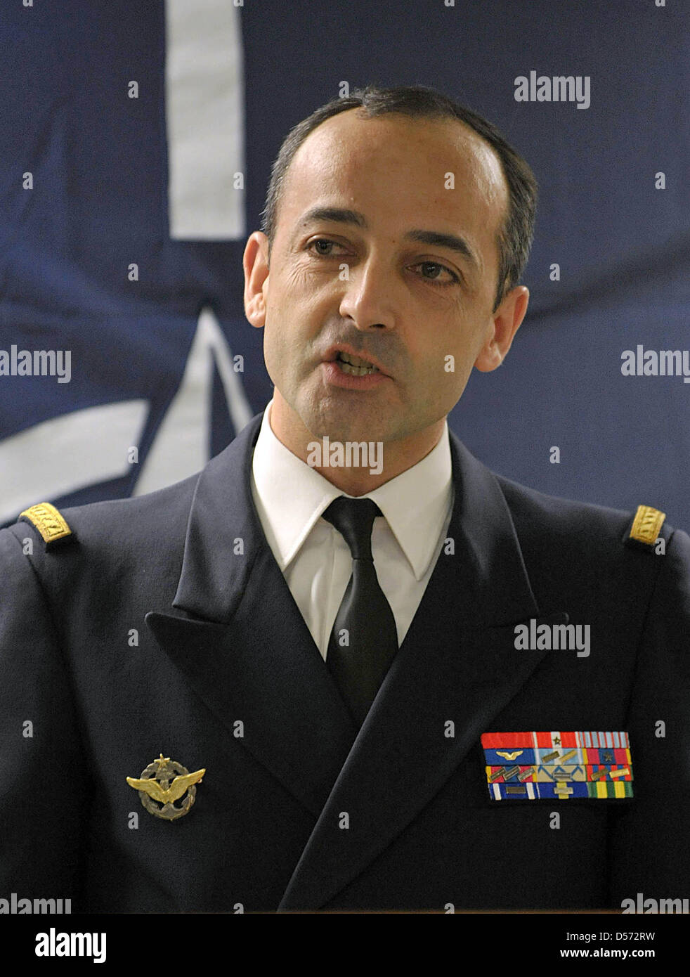 Il capitano Didier Piaton della Francia del vettore in elicottero ''Mistral'' tiene una conferenza stampa sulla sua nave che stabilisce nel porto di Marina di Wilhelmshaven, Germania, 11 aprile 2010. La NATO-manovra ''brillante Mariner'' è sotto il suo comando a nord e il Mar Baltico. Il 12 aprile 2010 le unità si vela. Foto: CARMEN JASPERSEN Foto Stock
