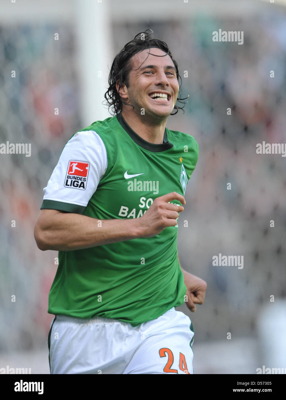 Fu§Bundesliga a sfera 30. Spieltag: Werder Bremen - SC Freiburg am Samstag (10.04.2010) im Weserstadion di Brema. Der Bremer Claudio Pizarro jubelt Ÿber sein Tor zum 1:0. Foto: Carmen Jaspersen dpa/L  Foto Stock