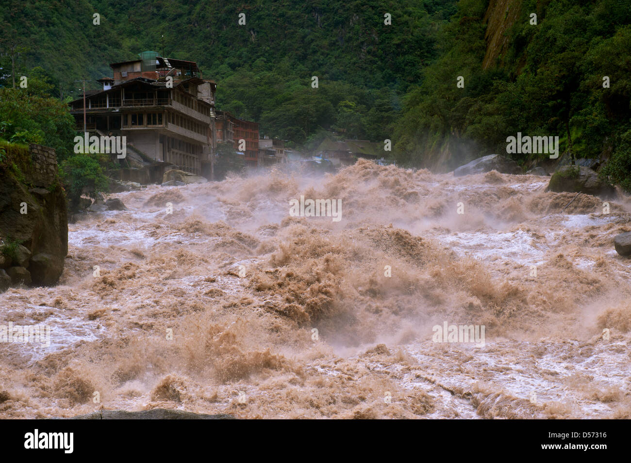 I torrenti impetuosi del fiume Urubamba in piena alluvione nei pressi di Aquas Calientes, Perù. Questo è il punto di accesso per il Machu Picchu sito Foto Stock