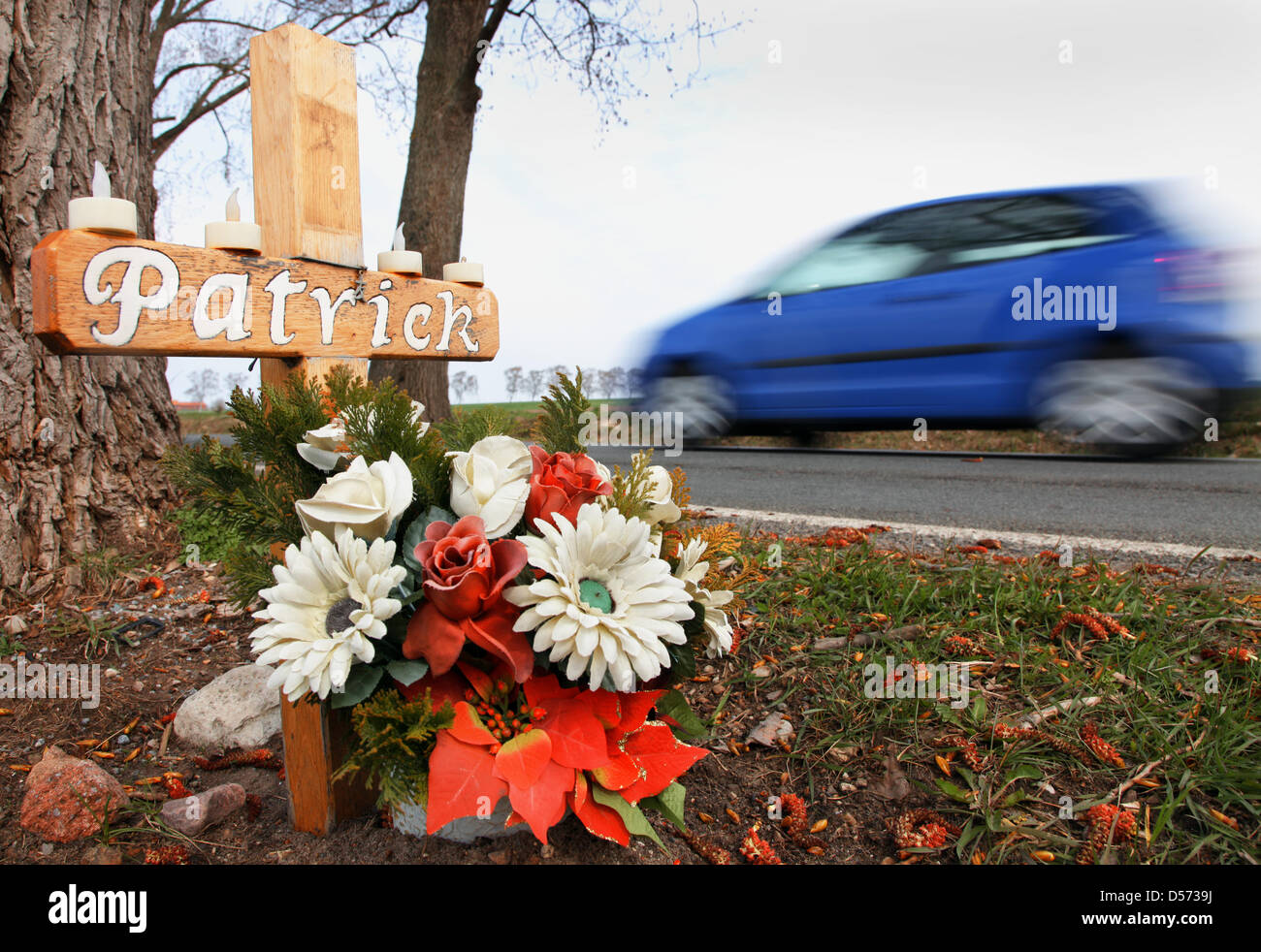 Una macchina passa una croce di legno per commemorare la vittima di un incidente a una strada sull'isola di Poel, Germania, 13 aprile 2010. Per la prima volta dal 1999, il numero di incidenti stradali mortali nel meclemburgopomerania occidentale è aumentato. 155 persone sono morte sulle strade, in confronto a 132 nell'anno precedente. Motivo principale per gli incidenti è eccessiva velocità. Mecklenburg-Vopommern ha il più alto nu Foto Stock